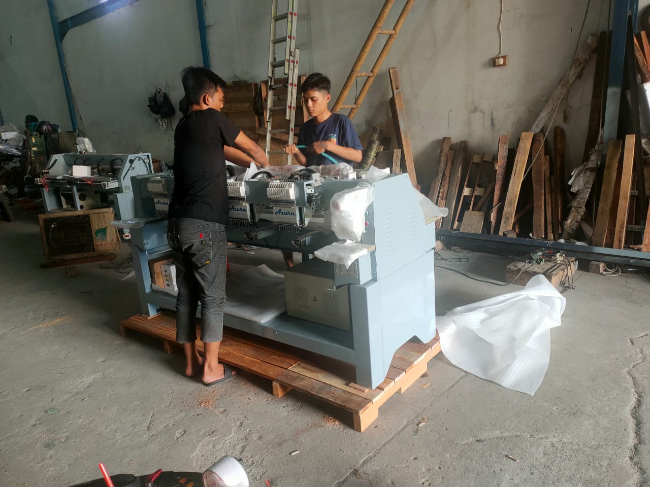 Proses Packing dan Pengiriman 1 unit mesin bordir Azura 4 Kepala. Tujuan Luar Pulau Jawa.